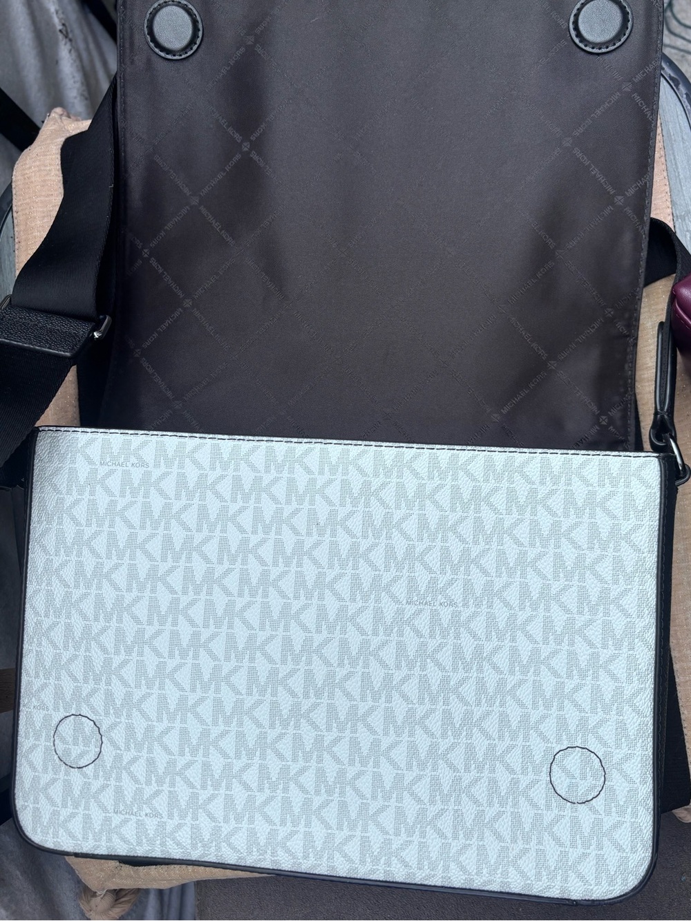 Michael Kors White and Black Signature Unisex Messenger Bag - Picture 4 of 7